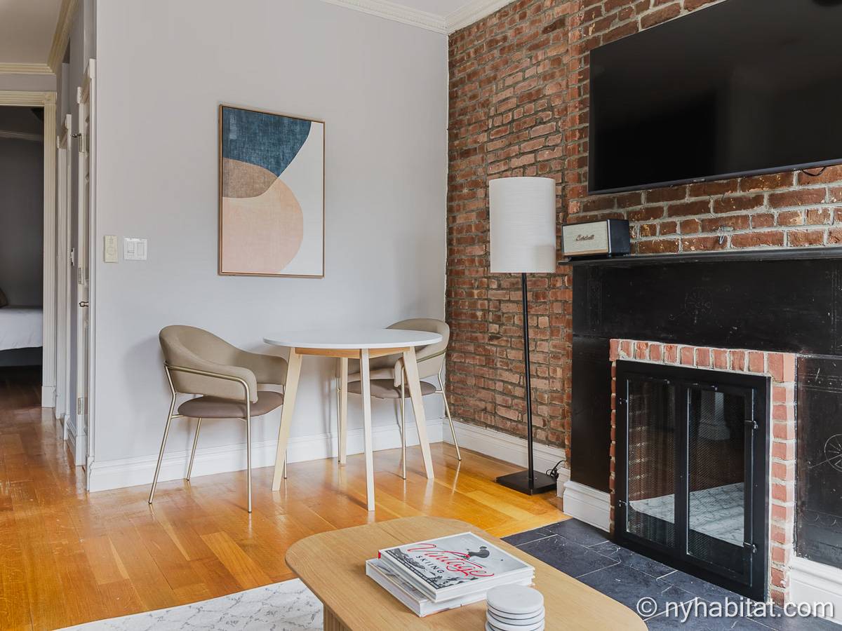 Living room - Photo 4 of 5