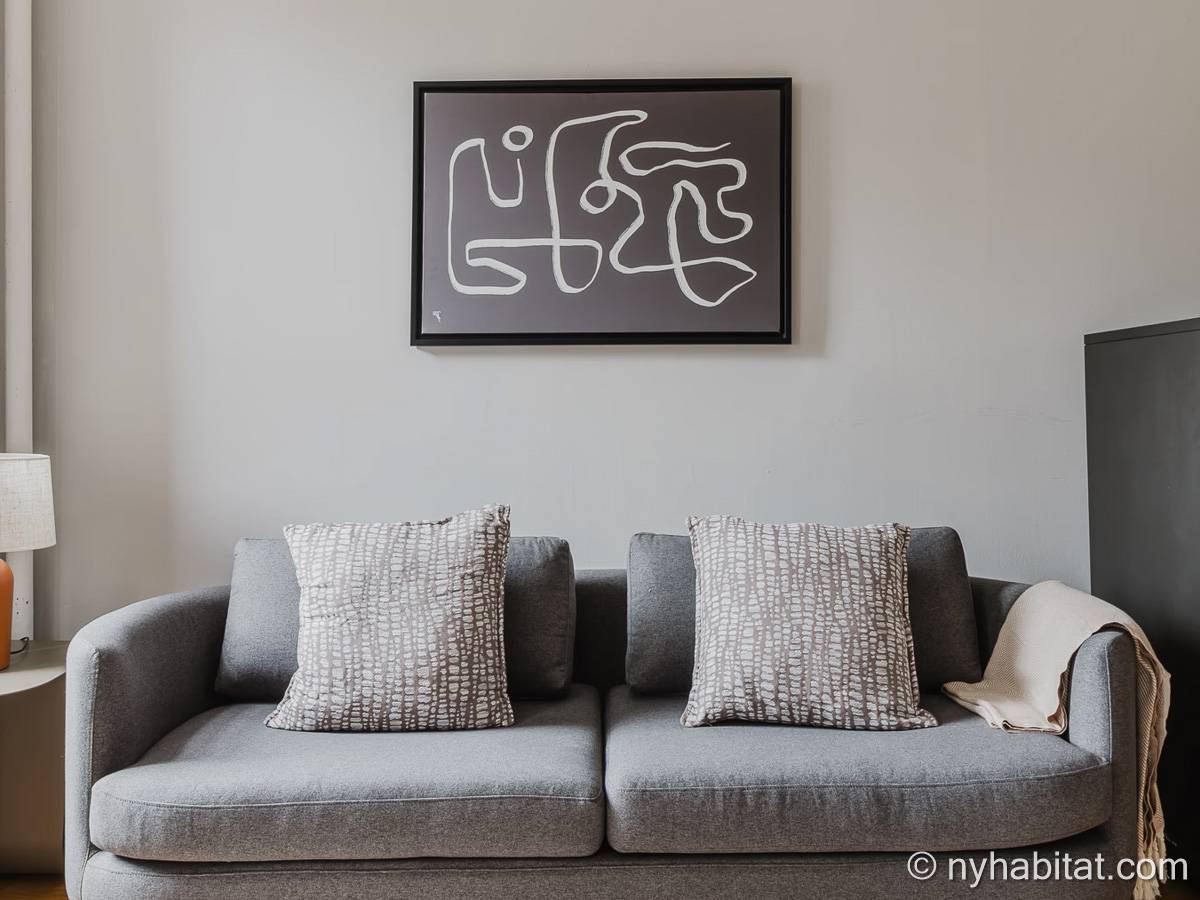 Living room - Photo 3 of 5