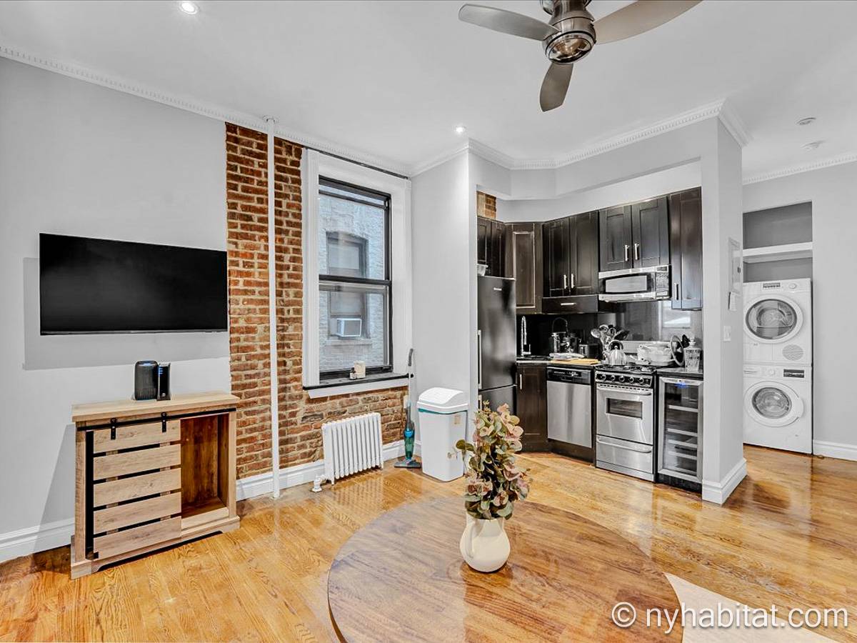 Living room - Photo 4 of 6