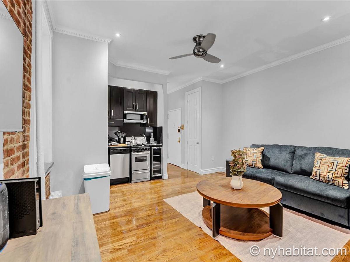 Living room - Photo 5 of 6