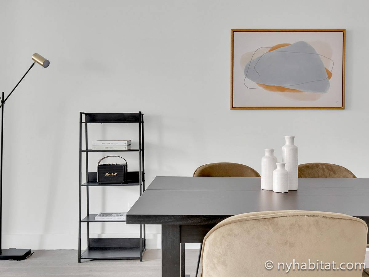 Living room - Photo 4 of 6