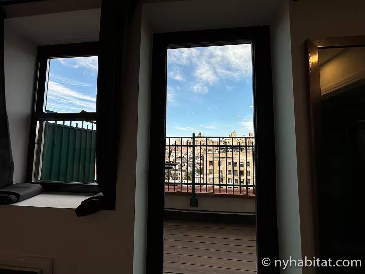 Living room - Photo 5 of 6