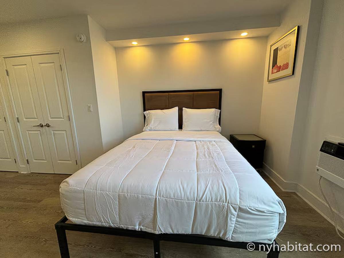 Living room - Photo 3 of 6