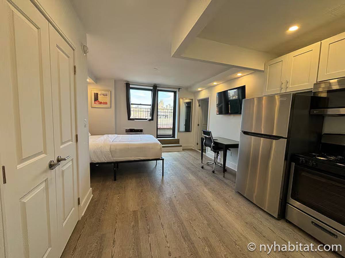 Living room - Photo 4 of 6