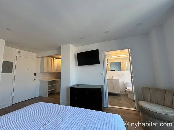 Living room - Photo 3 of 4