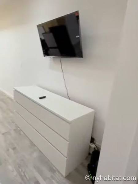 Living room - Photo 3 of 5