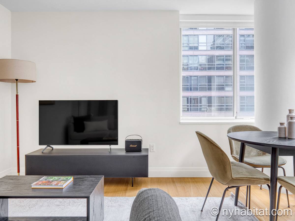 Living room - Photo 4 of 5