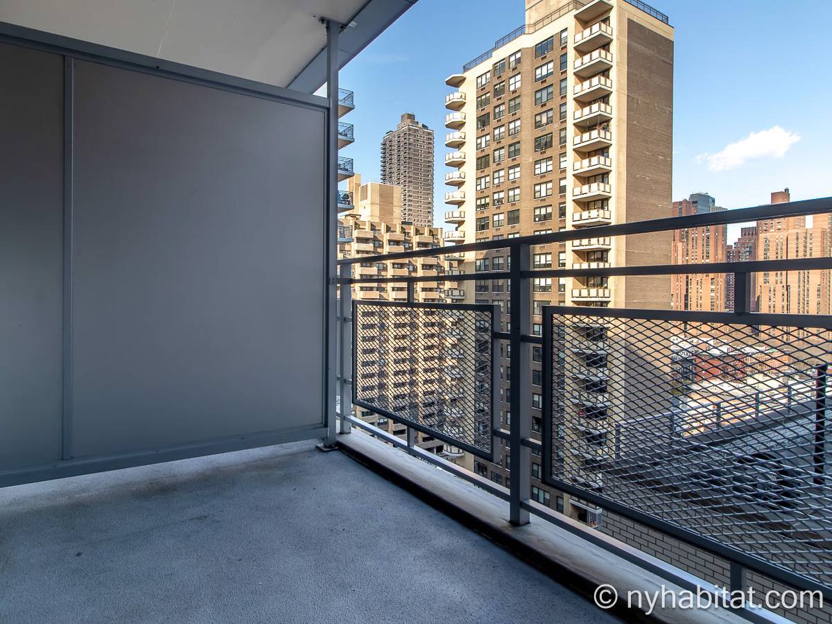 Living room - Photo 6 of 7