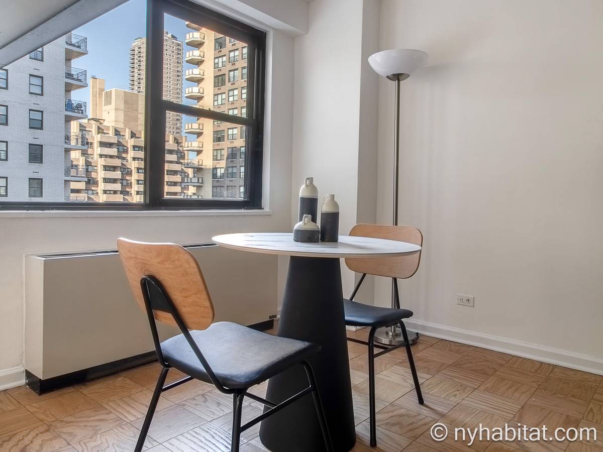 Living room - Photo 5 of 7