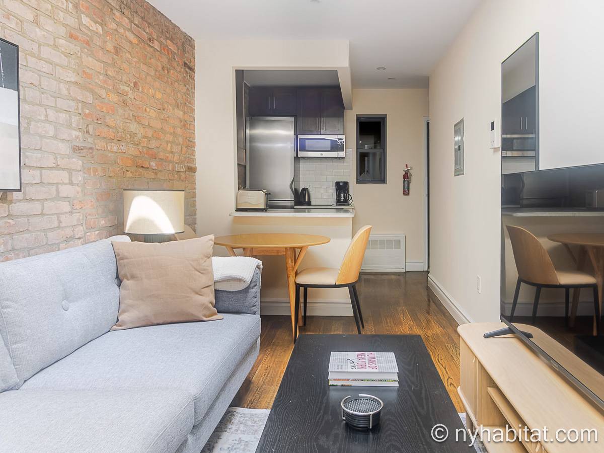 Living room - Photo 5 of 6