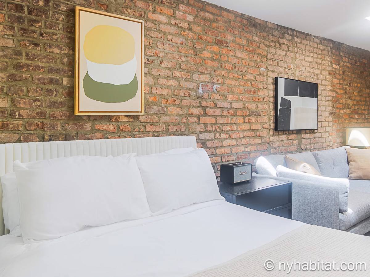 Living room - Photo 4 of 6