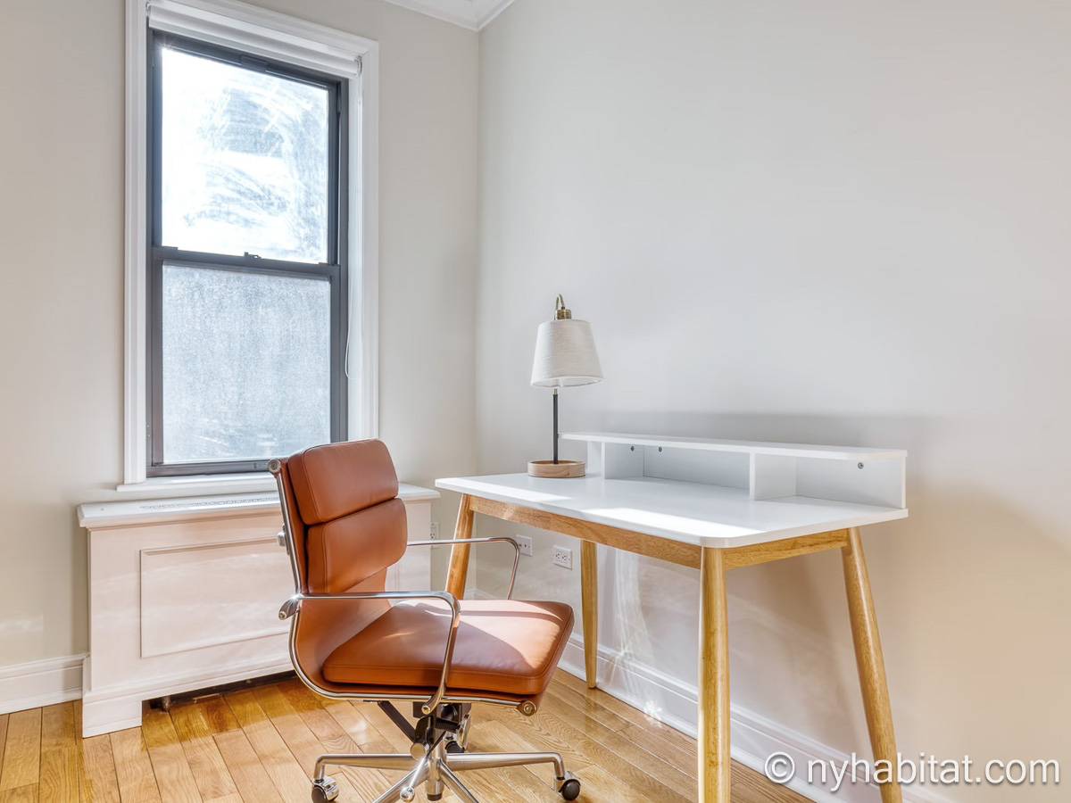 Living room - Photo 3 of 5