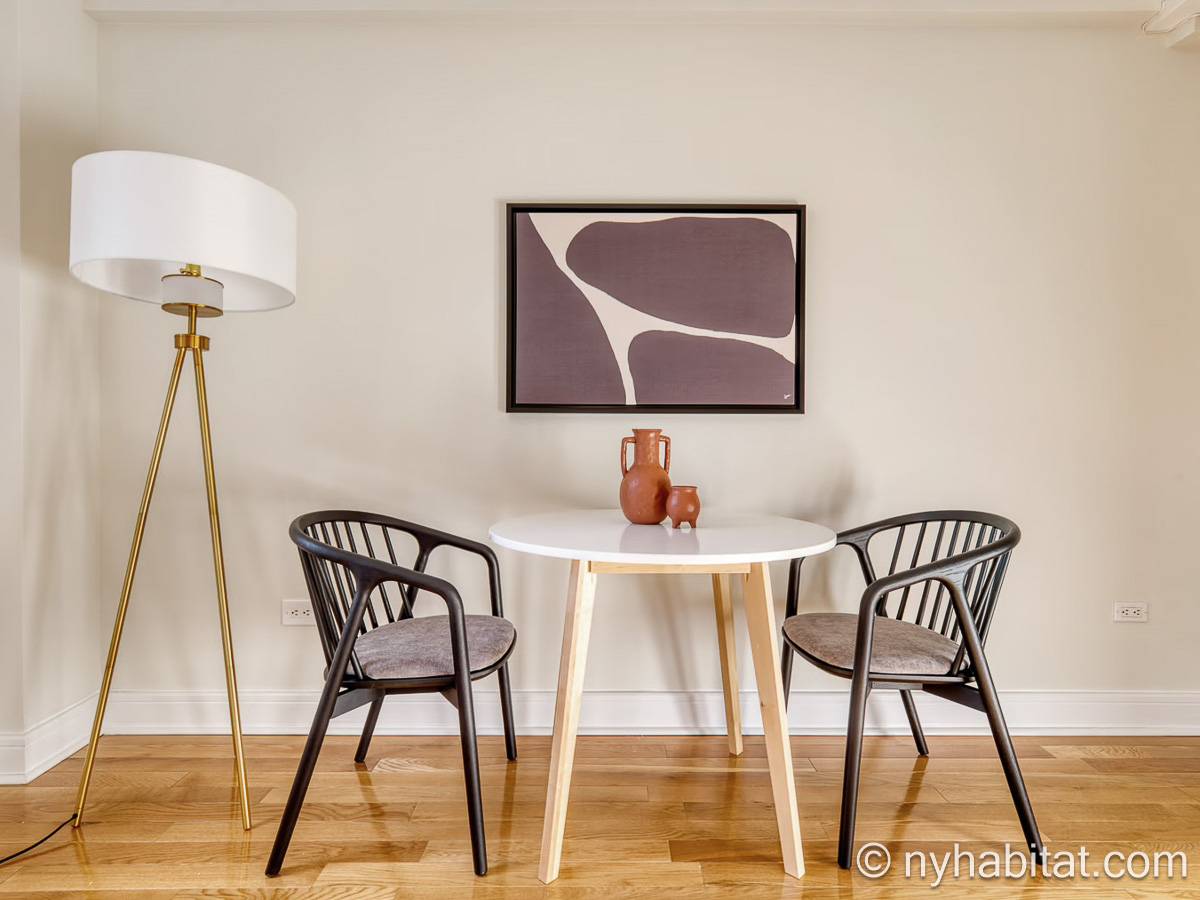 Living room - Photo 4 of 5