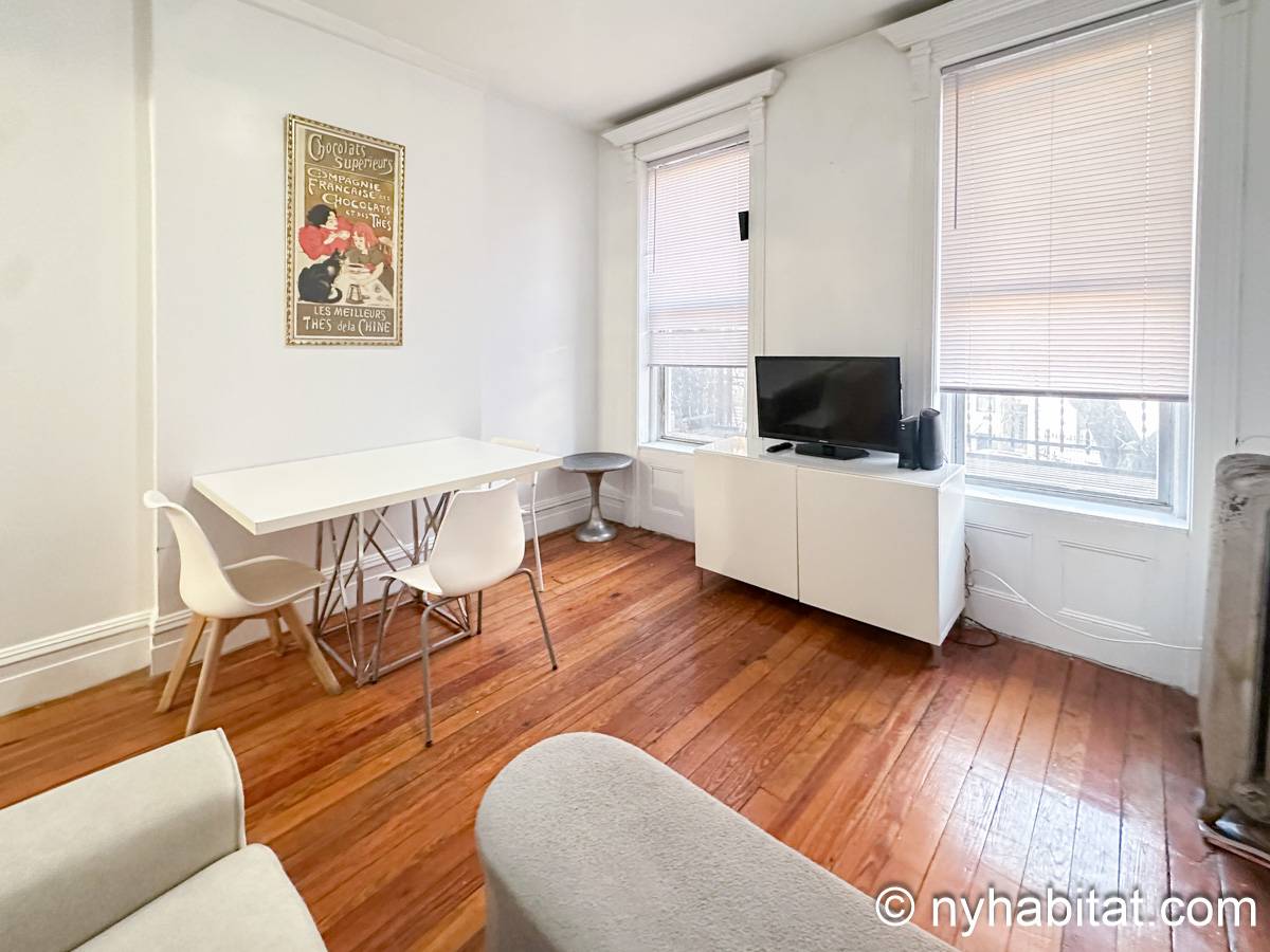 Living room - Photo 5 of 7