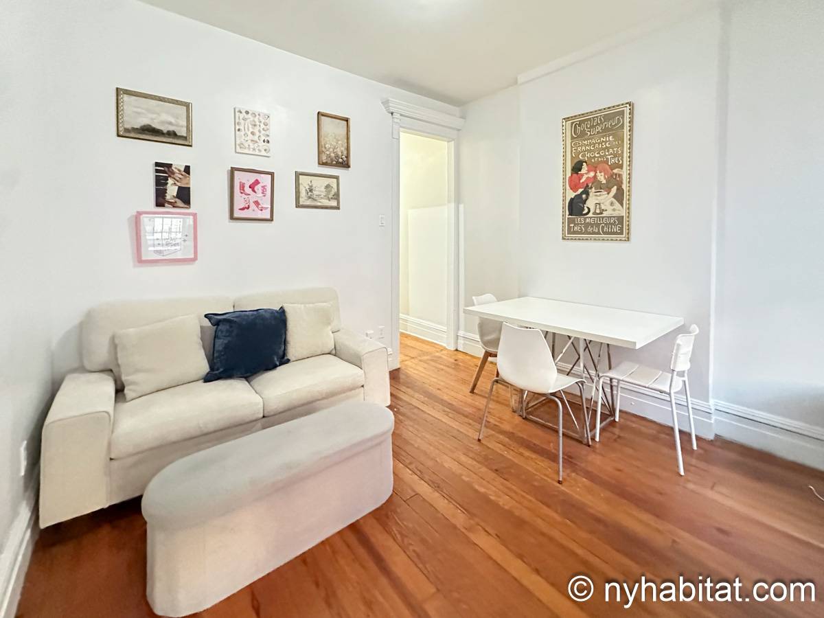 Living room - Photo 3 of 7