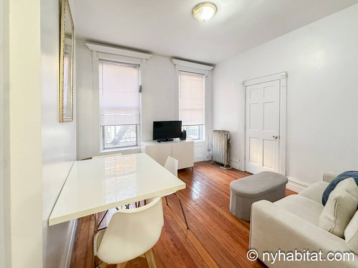 Living room - Photo 4 of 7