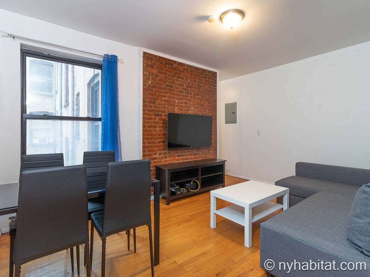 Living room - Photo 5 of 6