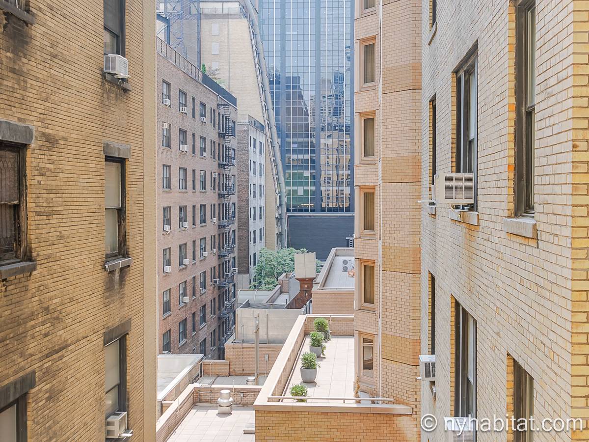 Living room - Photo 5 of 6