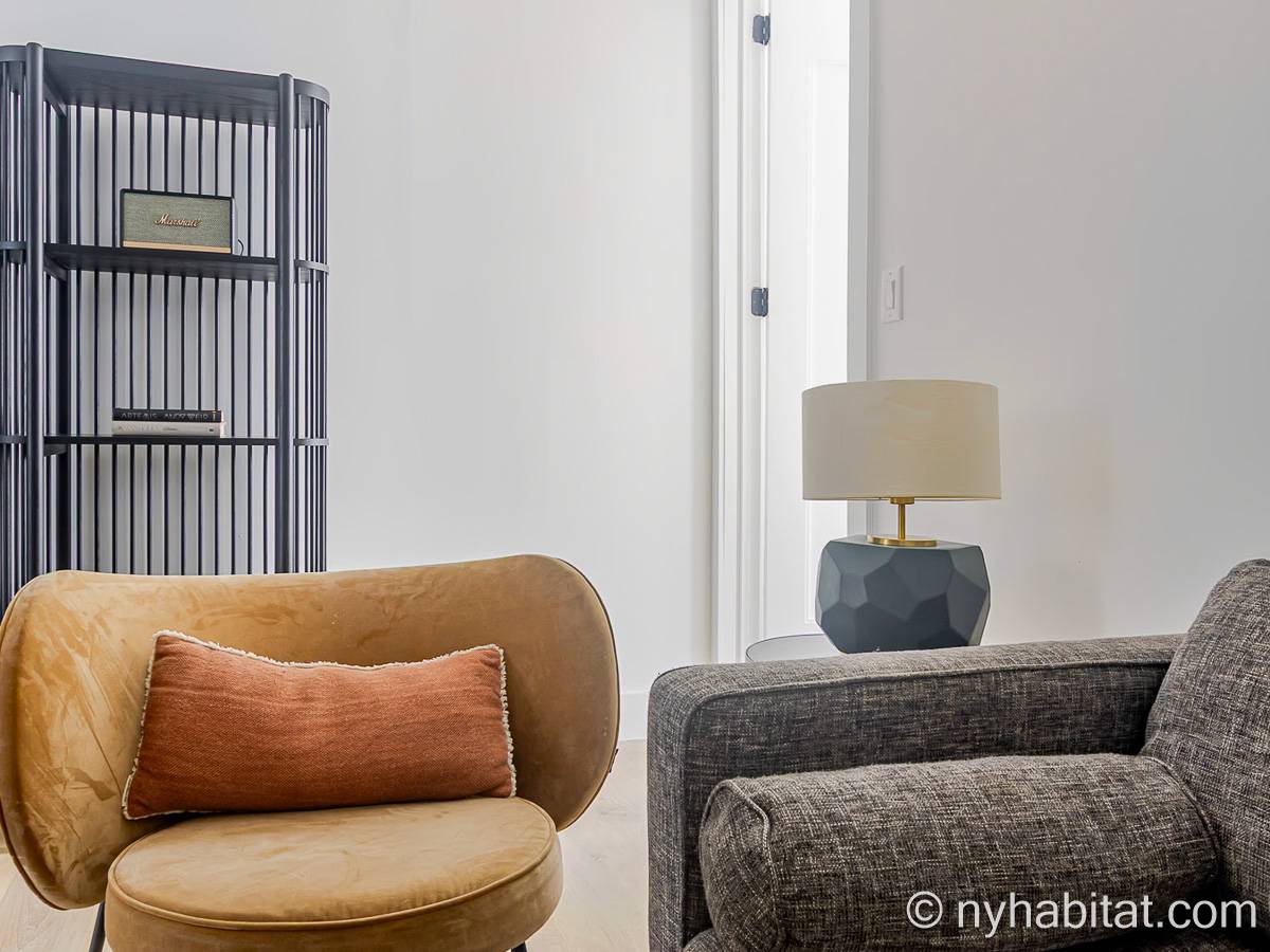 Living room - Photo 4 of 6