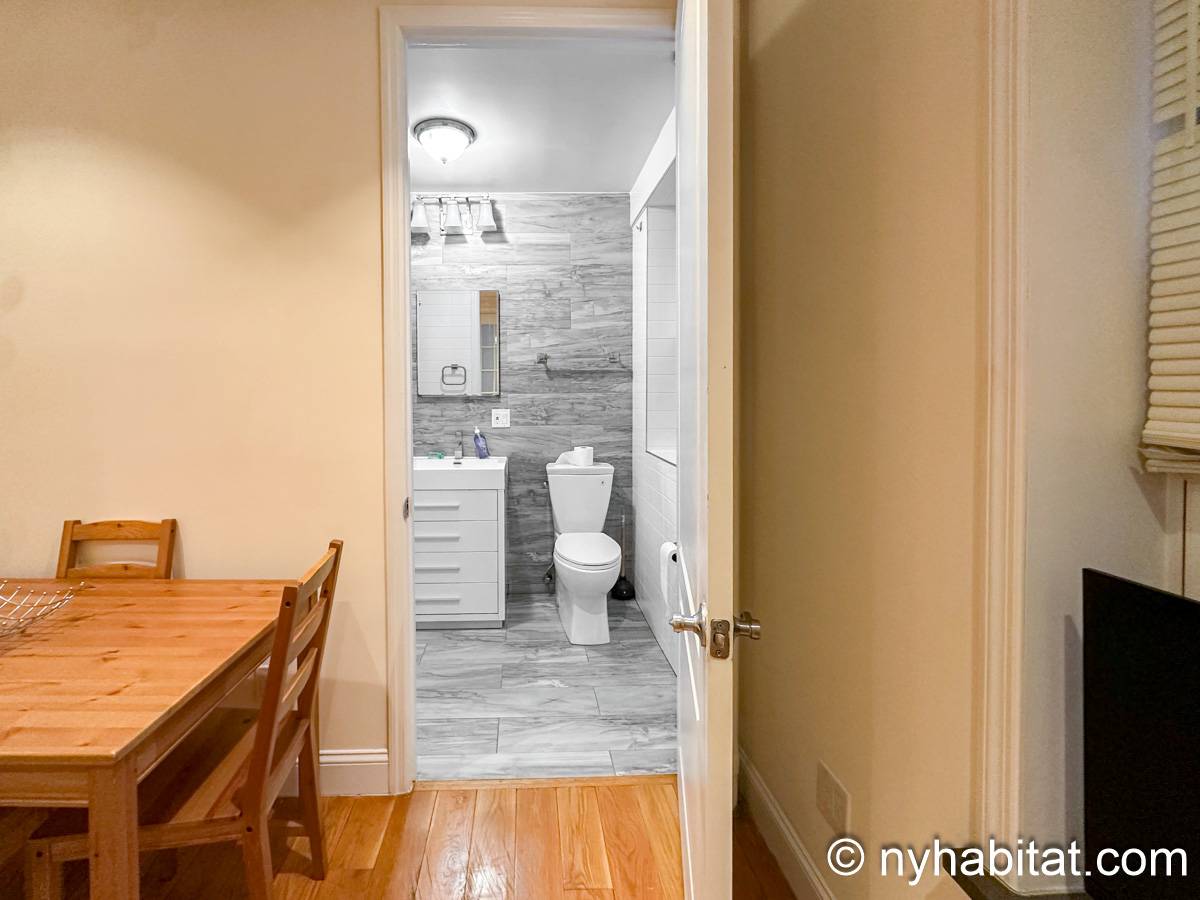 Living room - Photo 5 of 7