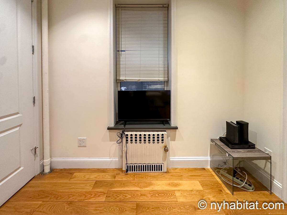 Living room - Photo 6 of 7