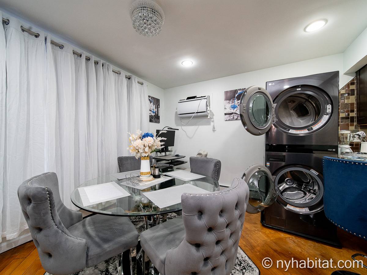 Living room - Photo 6 of 8