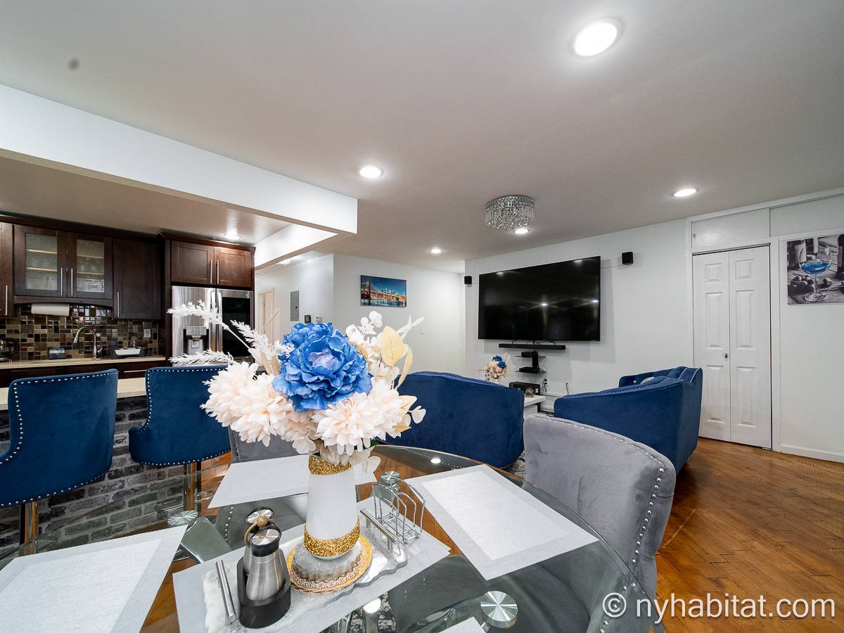 Living room - Photo 7 of 8