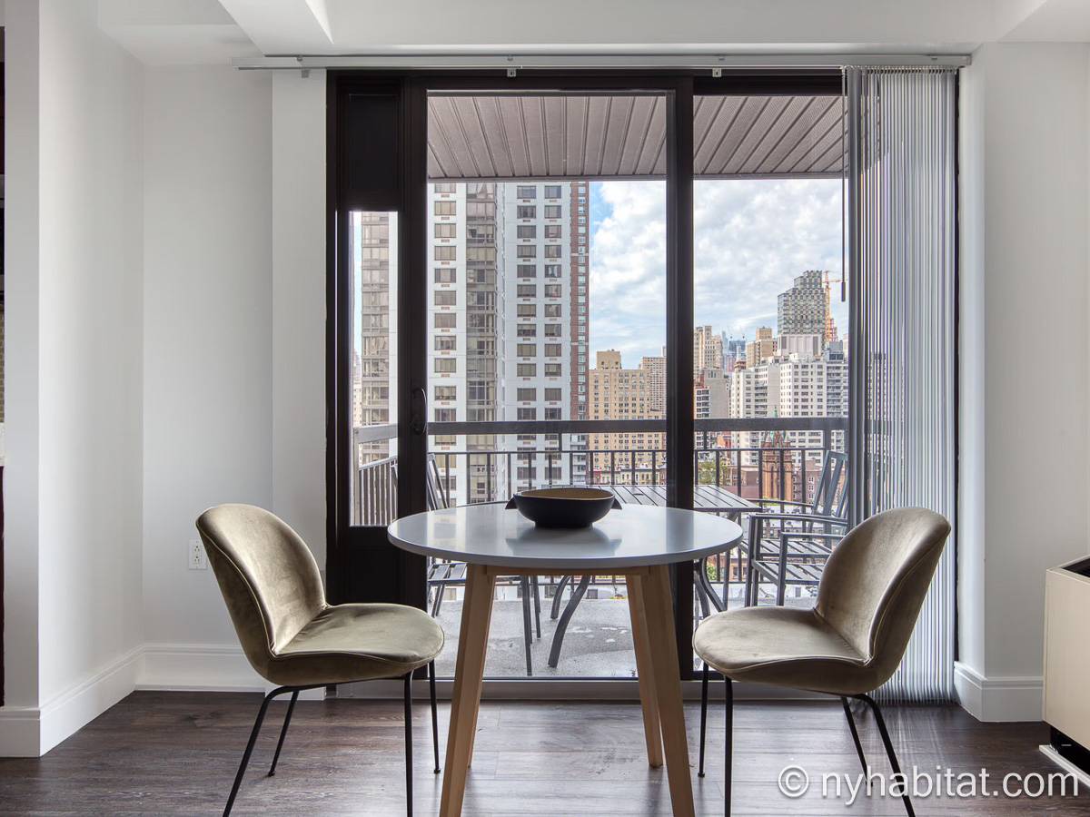 Living room - Photo 4 of 6