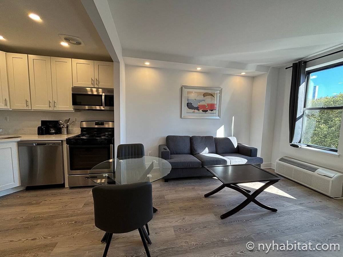 Living room - Photo 4 of 5