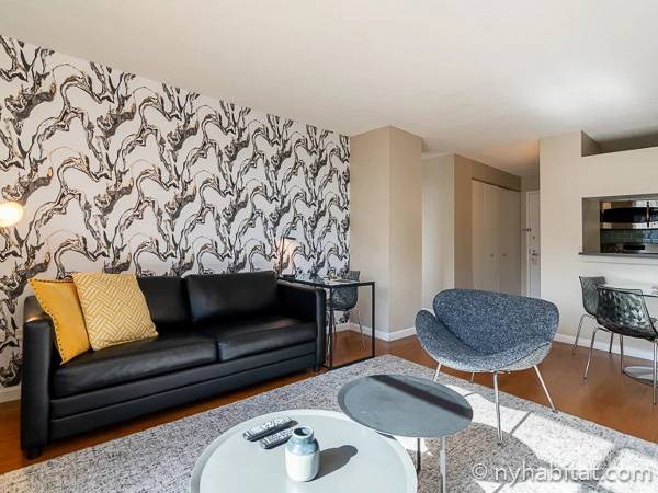 Living room - Photo 3 of 4