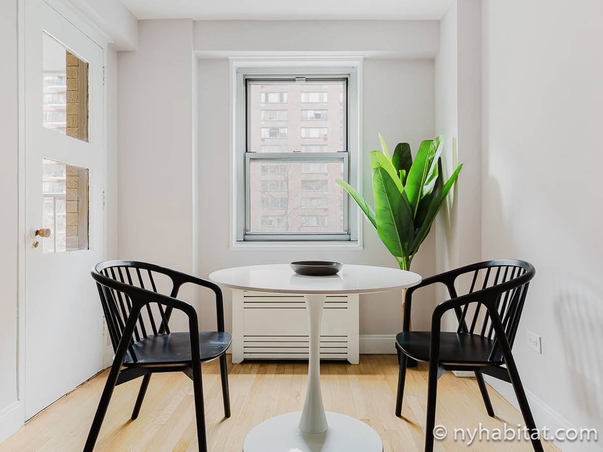 Living room - Photo 5 of 6