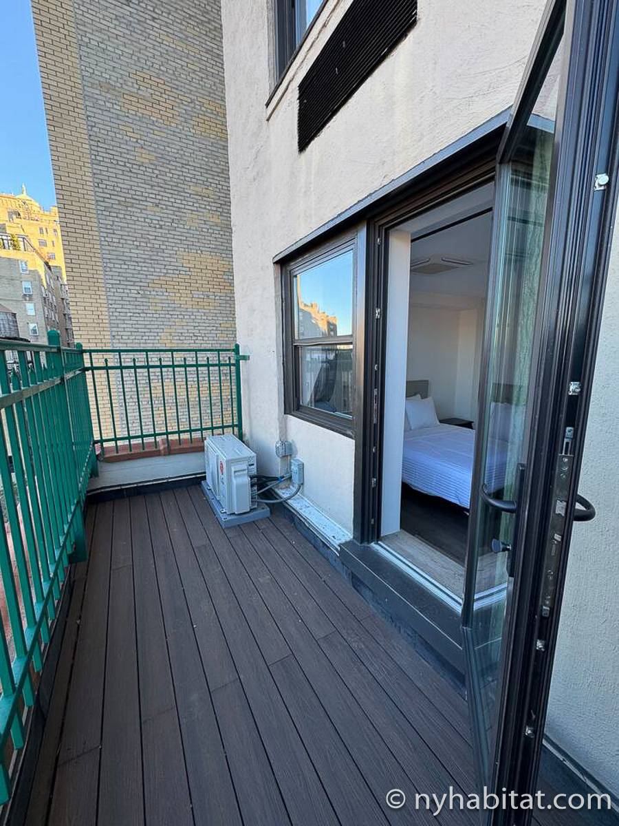 Living room - Photo 4 of 5