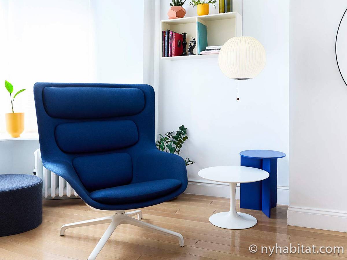 Living room - Photo 4 of 5