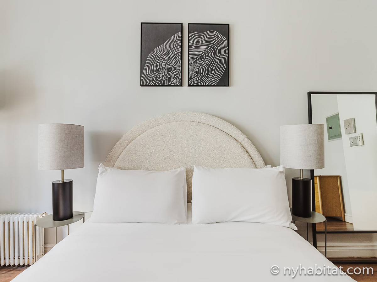 Living room - Photo 3 of 5