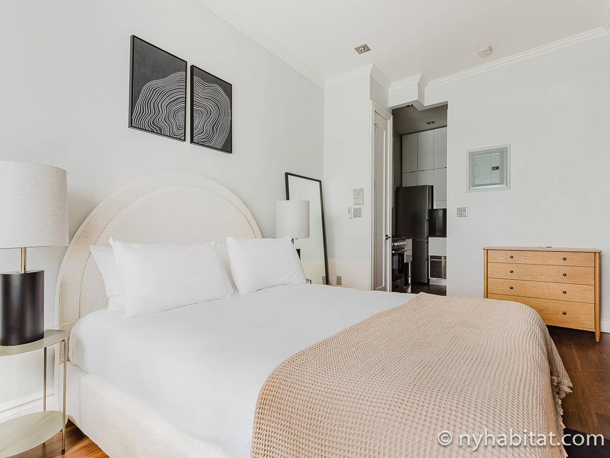 Living room - Photo 4 of 5