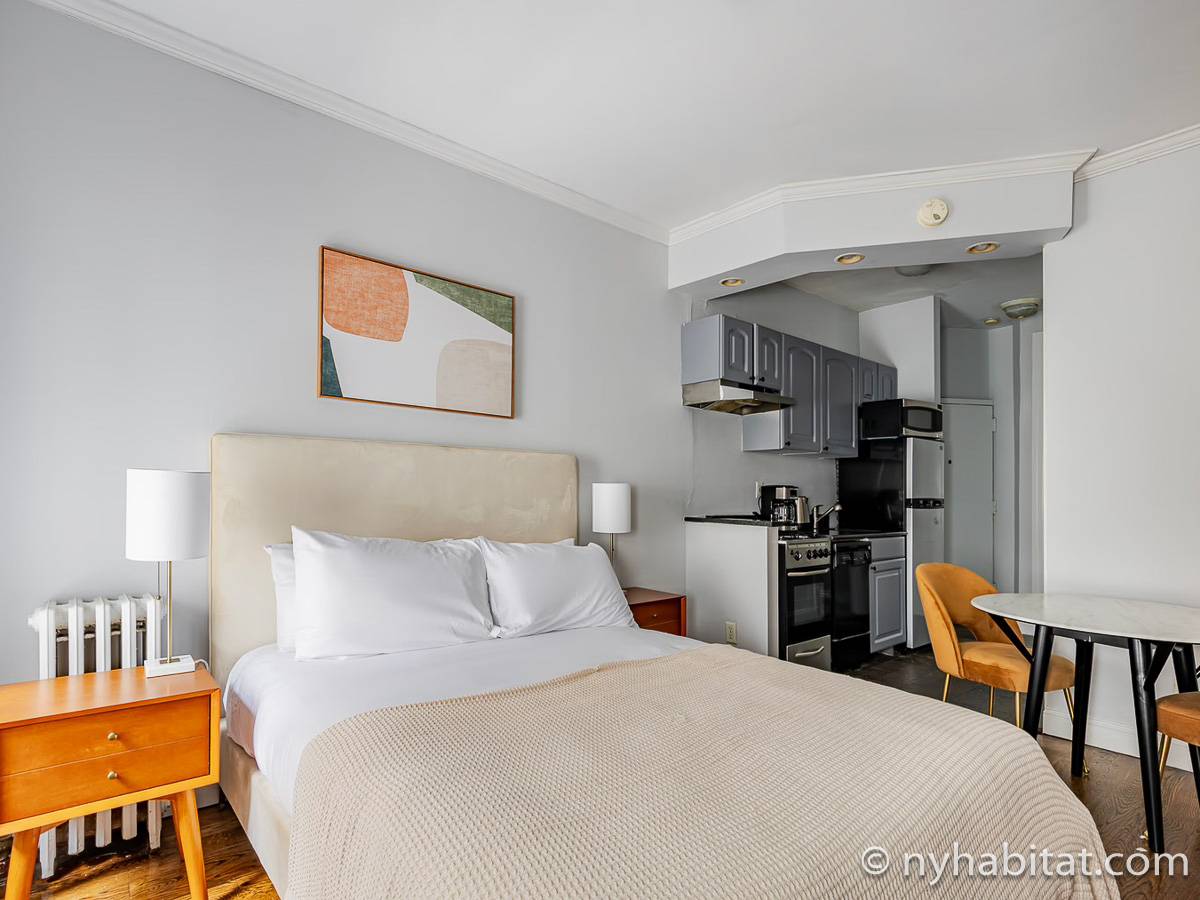 Living room - Photo 4 of 5