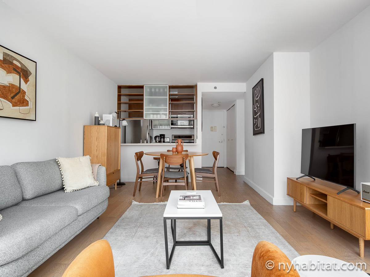 Living room - Photo 3 of 5