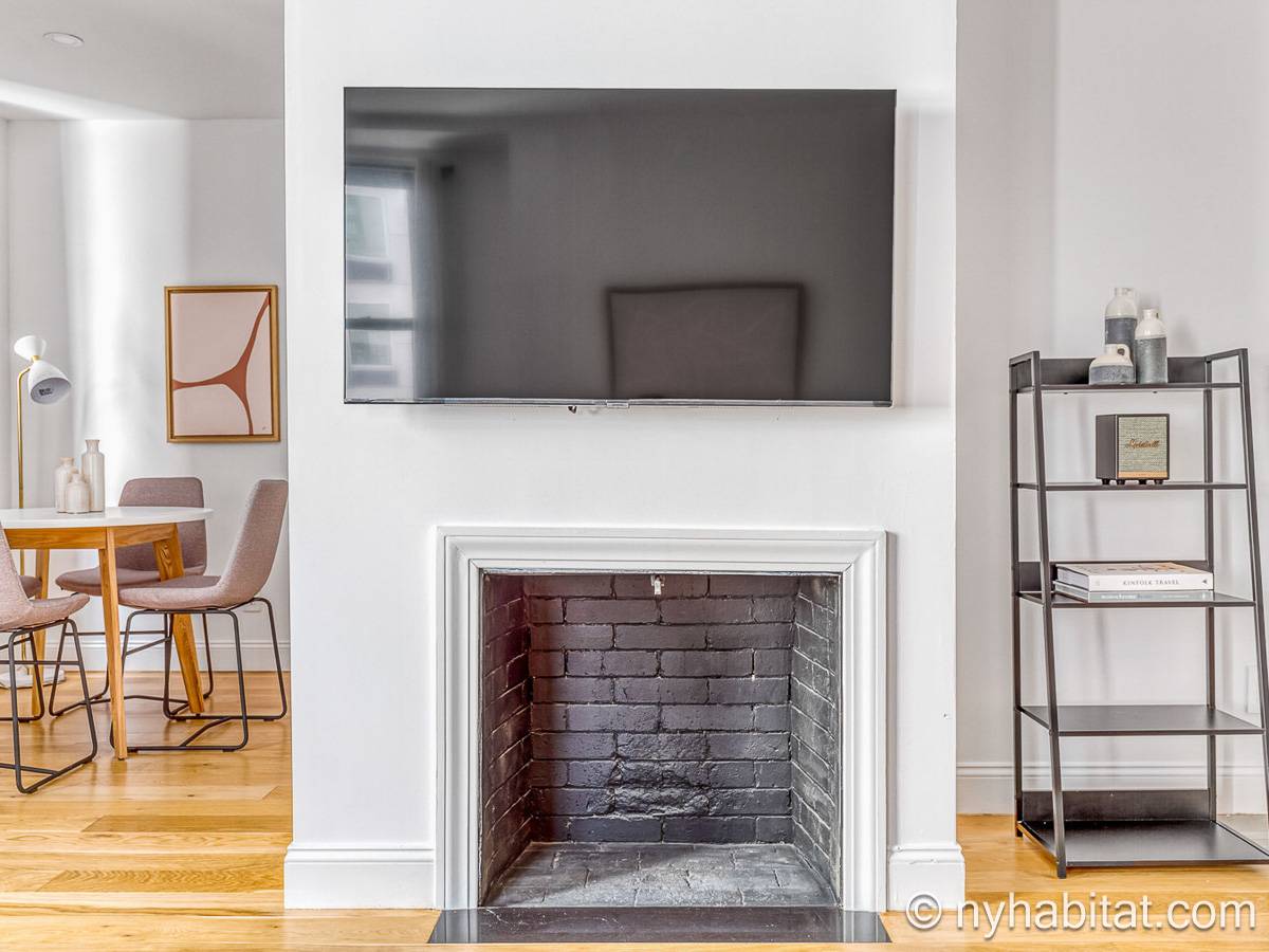 Living room - Photo 3 of 6