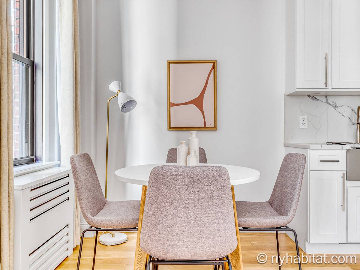 Living room - Photo 5 of 6