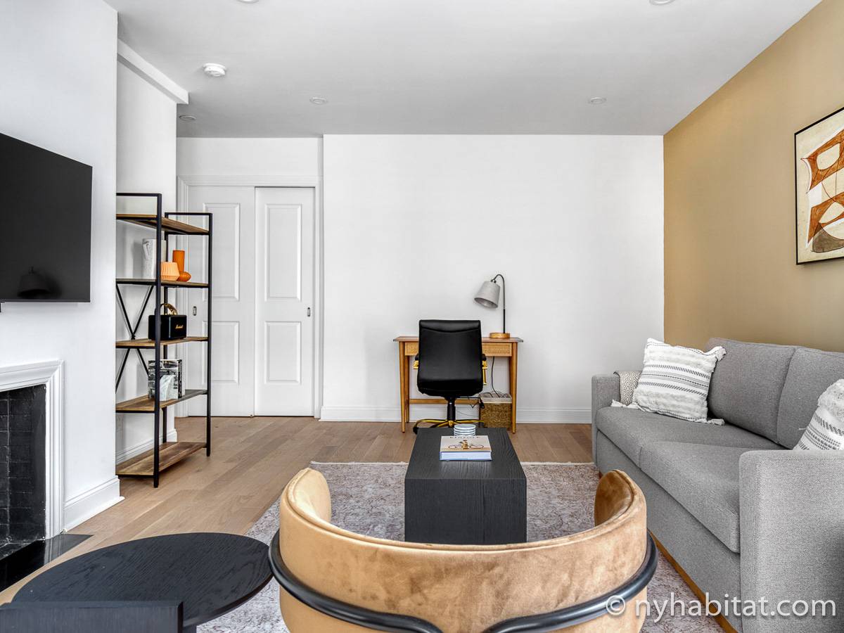 Living room - Photo 3 of 6