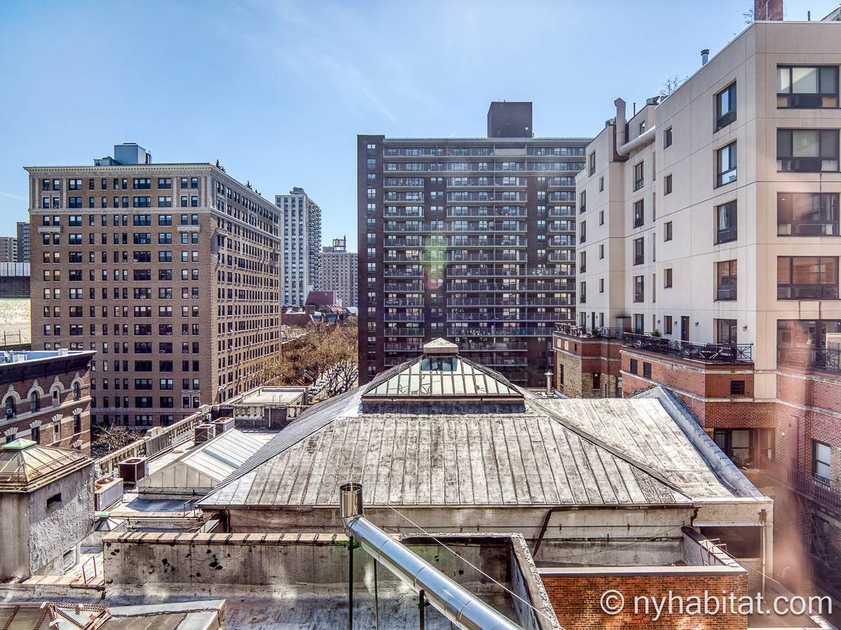 Living room - Photo 4 of 5