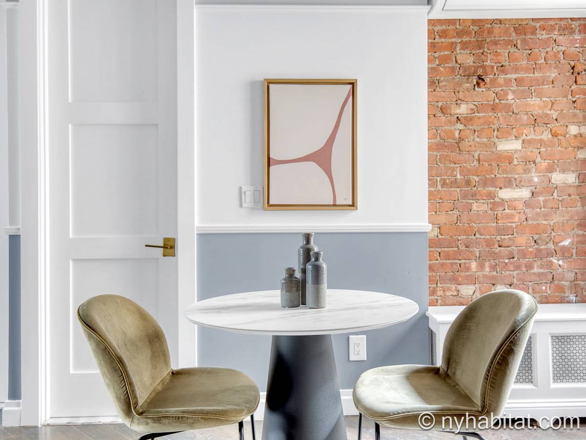 Living room - Photo 4 of 5