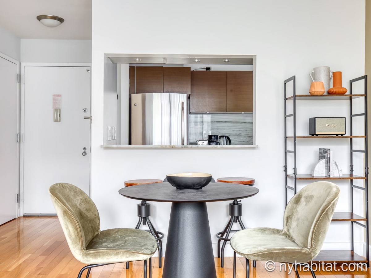 Living room - Photo 3 of 5