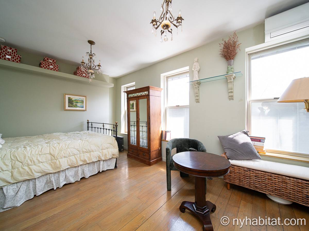 Living room - Photo 4 of 9