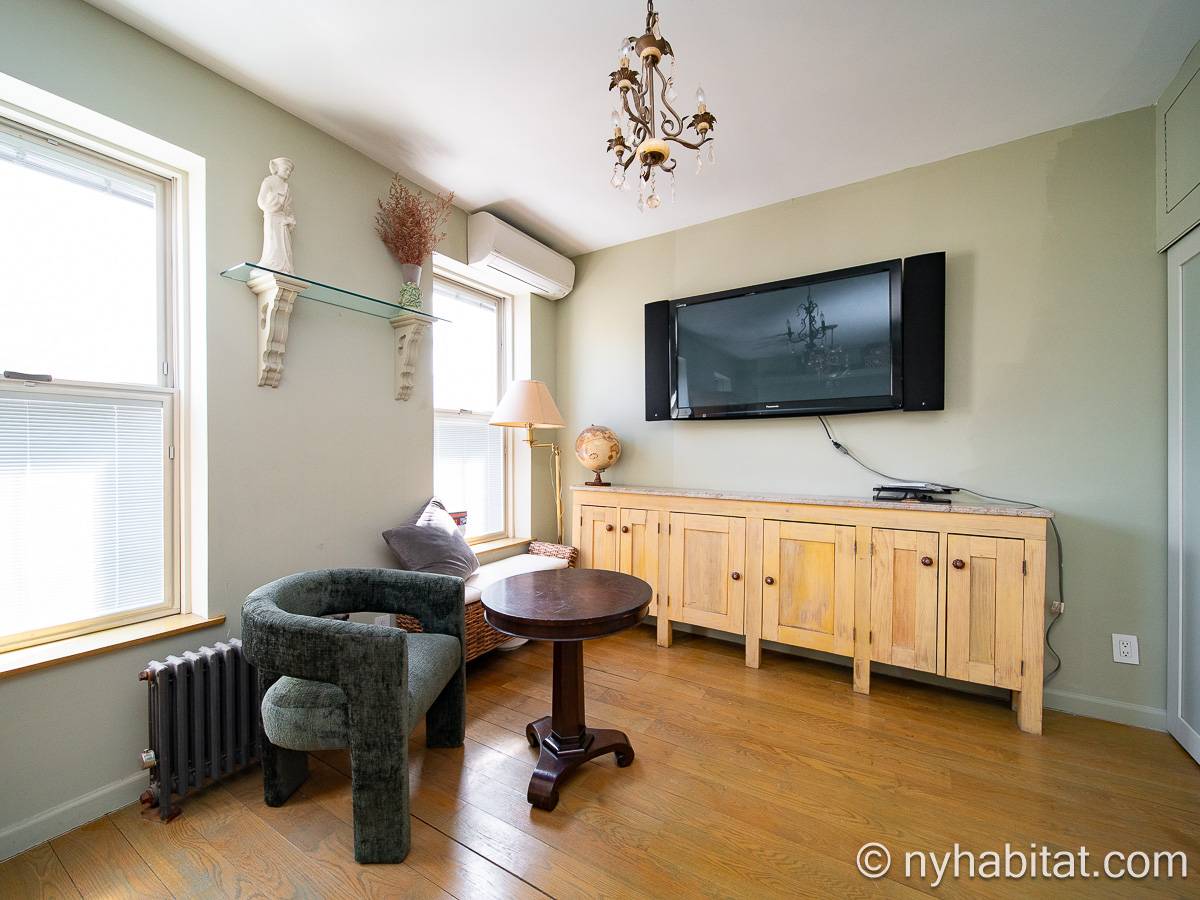 Living room - Photo 7 of 9