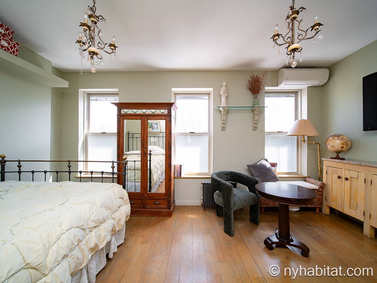 Living room - Photo 3 of 9