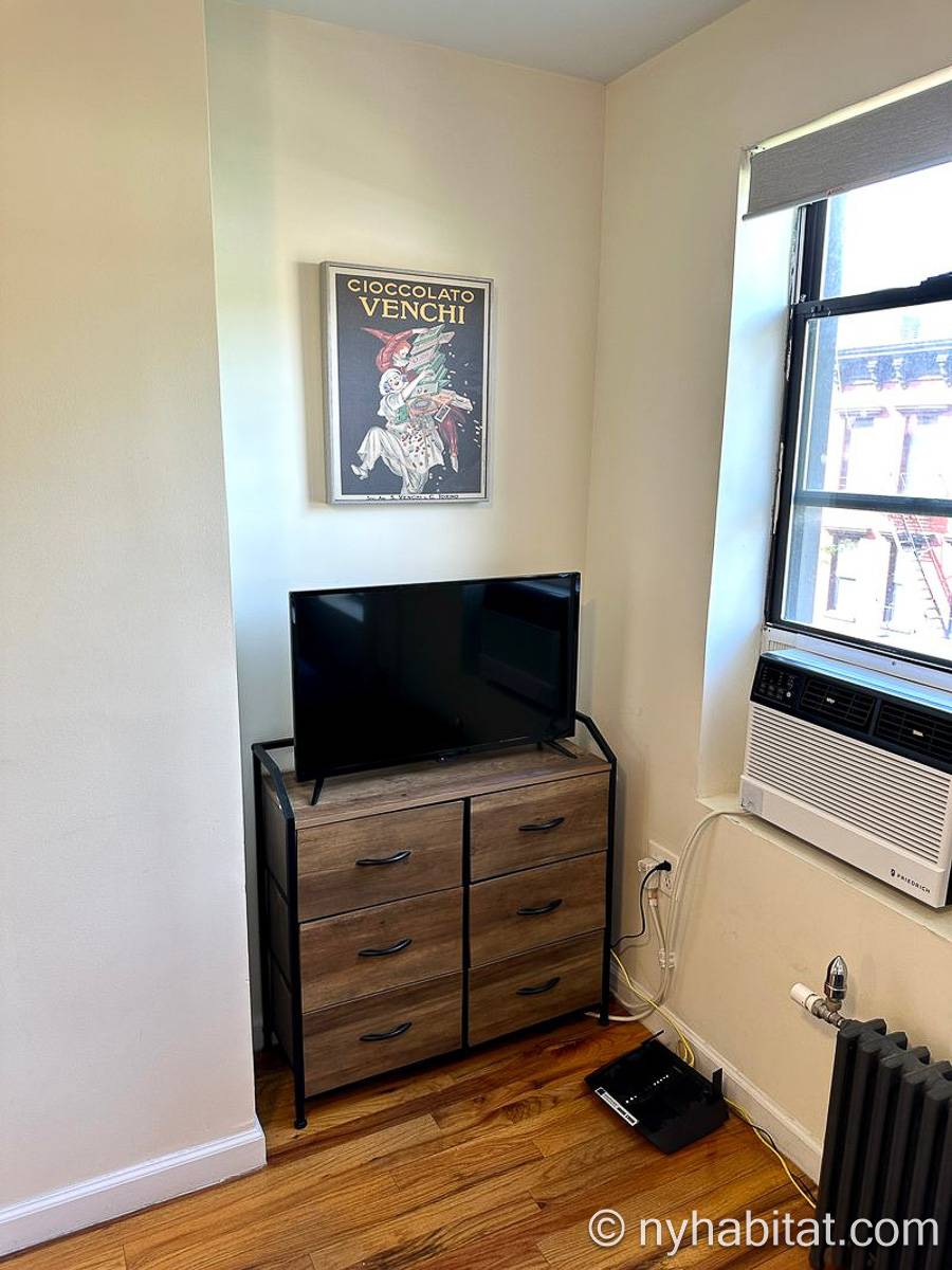 Living room - Photo 10 of 10