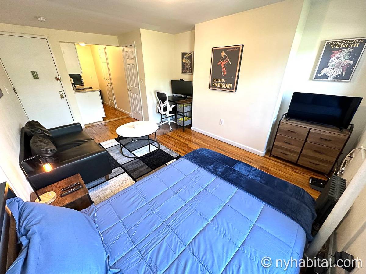 Living room - Photo 6 of 10