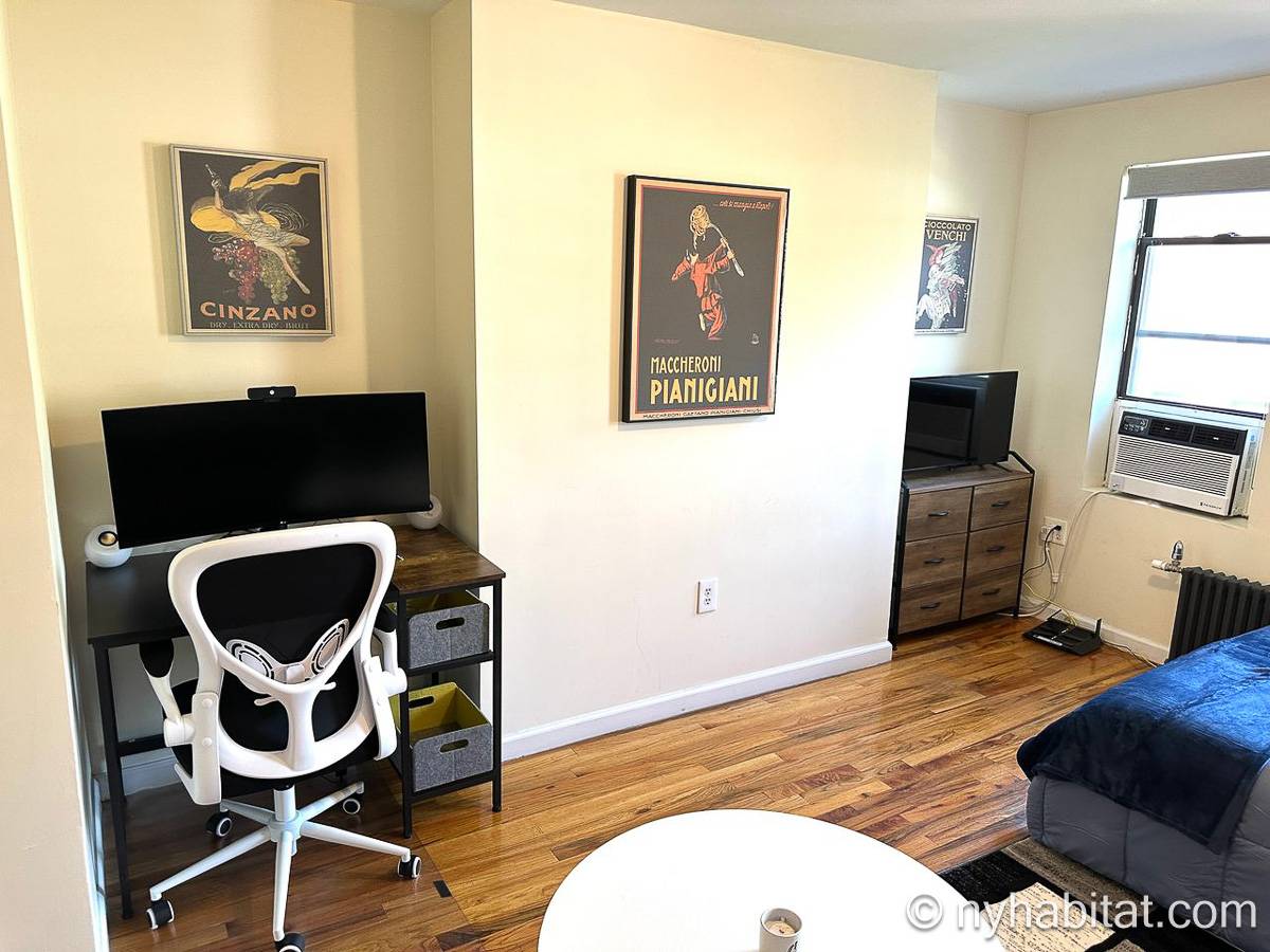 Living room - Photo 8 of 10