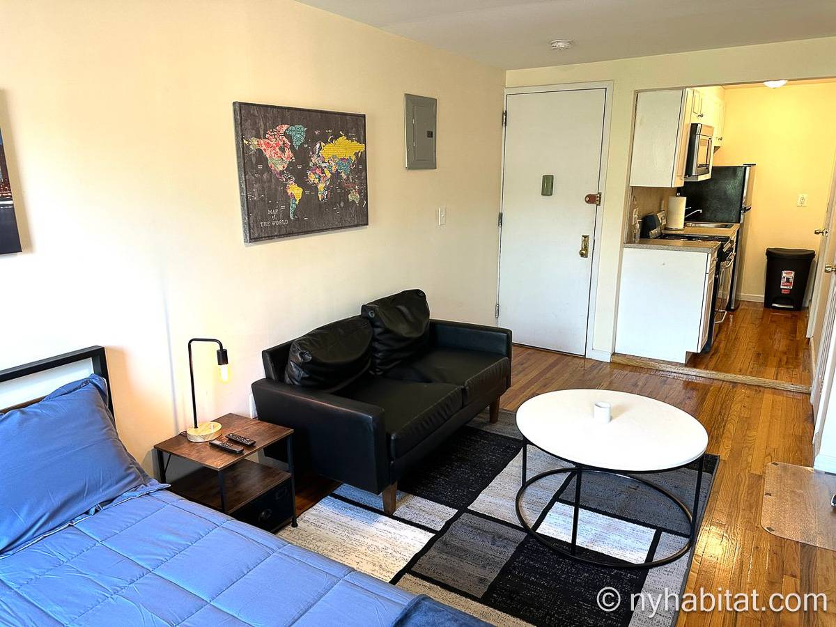 Living room - Photo 4 of 10